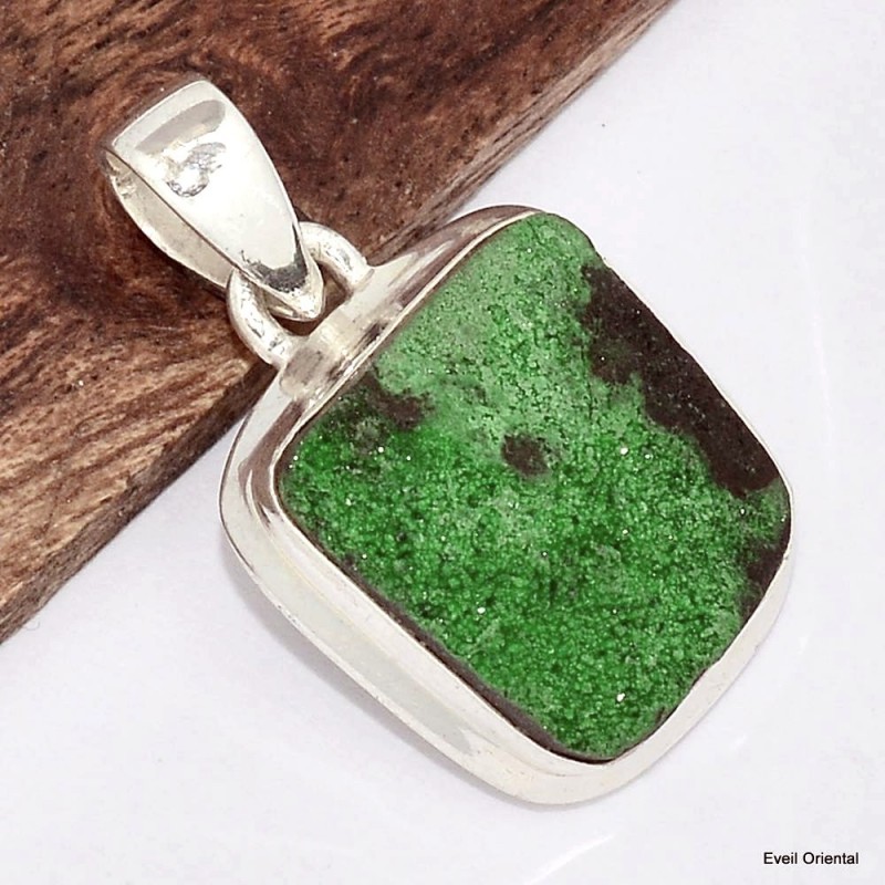 Petit pendentif en Grenat Vert 