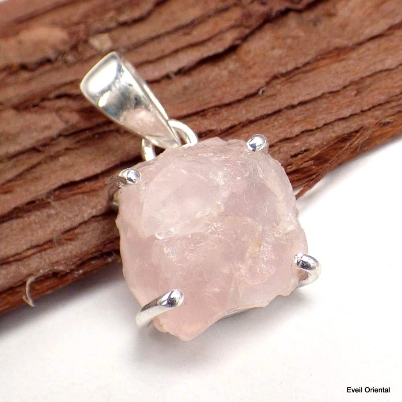 Pendentif en Quartz rose brut serti griffes 