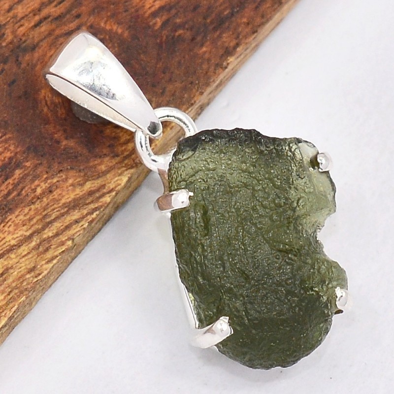 Pendentif authentique Moldavite serti griffes Bijoux en Moldavite SK17