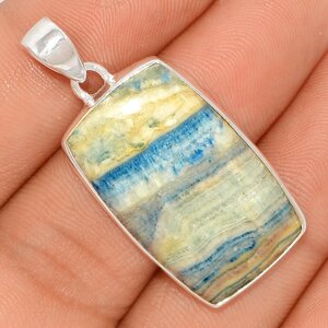 pendentif scheelite bleue