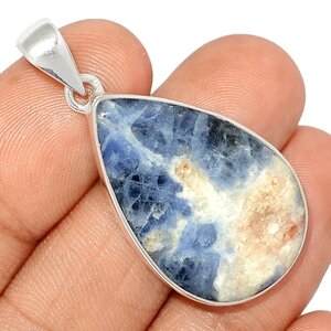 pendentif soldalite bleue